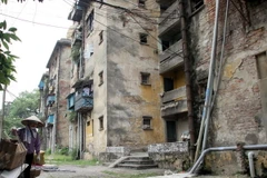 Hà Nội vẫn còn nhiều khu chung cư cũ xuống cấp. (Nguồn: TTXVN)