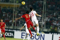 Pha tranh bóng bổng giữa hậu vệ Quế Ngọc Hải (phải) và cầu thủ Nanda Kyaw (trái) của Myanmar trong trận đấu. (Nguồn: EPA/TTXVN)