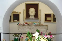 Mộ của nhà độc tài phát xít Benito Mussolini ở Predappio, Đông Bắc Italy. (Nguồn: Tiscali)