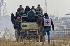 Người dân Syria sơ tán khỏi khu vực do quân nổi dậy kiểm soát ở phía tây Aleppo ngày 16/12. (Nguồn: AFP/TTXVN)