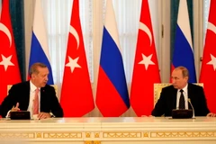 Tổng thống Nga Vladimir Putin (phải) và Tổng thống Thổ Nhĩ Kỳ Recep Tayip Erdogan. (Nguồn: EPA/TTXVN)