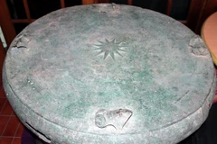 Trống đồng Đông Sơn được phát hiện tại Timor Leste. (Ảnh: Trung Sơn/TTXVN)