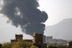 Khói bốc lên sau một cuộc không kích tại thủ đô Sanaa, Yemen. (Nguồn: AFP/TTXVN)