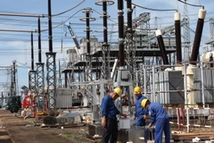 Công nhân Công ty Truyền tải điện 3 lắp đặt tụ bù dọc tại trạm biến áp 500kV Pleiku. (Ảnh: Ngọc Hà/TTXVN)