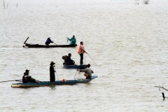 Các lực lượng khẩn trương tìm kiếm các nạn nhân. (Ảnh: Đặng Tuấn/TTXVN)