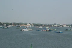 Các phương tiện trên sông Đồng Nai phía thượng nguồn khu vực Cầu Ghềnh. (Ảnh: Sỹ Tuyên/TTXVN)