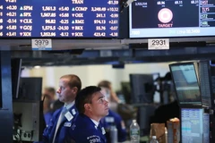 Các nhà đầu tư tại sàn giao dịch chứng khoán New York. (Nguồn: AFP/TTXVN)