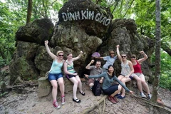 Du khách chinh phục đỉnh Kim Giao thuộc Vườn Quốc gia Cát Bà, có độ cao gần 300m so với mặt nước biển. (Ảnh: Thanh Hà/TTXVN)