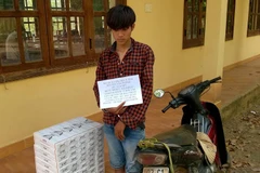 Đối tượng Nguyễn Văn Dương bị bắt cùng tang vật. (Ảnh: Nguyễn Văn Việt/TTXVN)