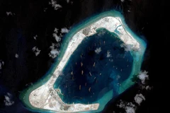 Bức ảnh chụp Trung Quốc đang tiến hành xây dựng đảo trái phép trên bãi đá Xubi của Việt Nam vào tháng 9/2015. (Nguồn: CSIS)