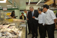 Bộ trưởng Bộ Nông nghiệp Hoa Kỳ Thomas James Vilsack tham quan các gian hàng tại siêu thị Coop Mart. (Ảnh: Phương Vy/TTXVN)