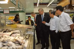 Bộ trưởng Bộ Nông nghiệp Hoa Kỳ Thomas James Vilsack tham quan các gian hàng tại siêu thị Coop Mart. (Ảnh: Phương Vy/TTXVN)