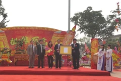 Lễ trao bằng công nhận bức giá tượng Lạc Long Quân là Bảo vật quốc gia. (Ảnh: Đinh Thị Thuận/TTXVN)