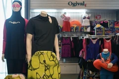Trang phục bơi burkini (trái) dành cho phụ nữ Hồi giáo được trưng bày tại trung tâm thương mại ở Kuala Lumpur, Malaysia. (Nguồn: AFP/TTXVN)