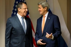 Ngoại trưởng Nga Sergei Lavrov (trái) và người đồng cấp Mỹ John Kerry. (Nguồn: AFP/TTXVN) 