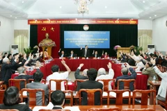 Các đại biểu biểu quyết thông qua đại biểu cơ quan chuyên trách và cá nhân tiêu biểu của Mặt trận ứng cử Đại biểu Quốc hội khoá XIV. (Ảnh: Nguyễn Dân/TTXVN)