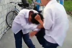 Một nam sinh ở thị trấn Minh Tân (Kinh Môn, Hải Dương) bị bạn đánh hội đồng, làm nhục giữa ban ngày. (Ảnh cắt từ clip)