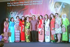 Đại sứ quán Việt Nam trao quà cho các chị em tiêu biểu. (Ảnh: Hoàng Nhương/Vietnam+)