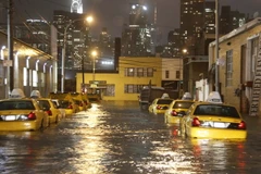 Cảnh ngập lụt trên một đường phố ở Queens Borough, New York, Mỹ sau cơn bão Sandy ngày 29/10/ 2012. (Nguồn: THX/TTXVN)