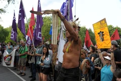 Hàng ngàn người tham gia diễu hành qua trung tâm thành phố Montreal trước khi diễn ra Diễn đàn Xã hội Thế giới. (Nguồn: Yahoo News) 