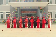 Bộ trưởng Bộ GTVT và các vị lãnh đạo tỉnh cắt băng khánh thành bến xe khách Hà Giang. (Nguồn: hagiangtv.vn)