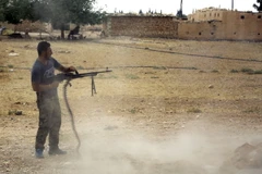 Lực lượng ủng hộ Chính phủ Syria trong chiến dịch chống phiến quân ở ngoại ô thị trấn Manbij, Aleppo. (Nguồn: AFP/TTXVN)