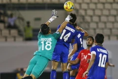 Thủ thành đội Singapore Hassan Abdullah Sunny (số 18) nỗ lực cản phá cú sút của các cầu thủ đội Thái Lan. (Nguồn: AP/TTXVN)