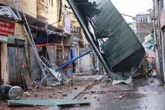 Cơn bão số 1 khiến nhiều mái tôn bị thổi bay gây nguy hiểm cho người dân. (Ảnh: Minh Sơn/Vietnam+)