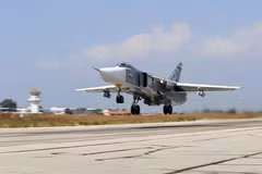 Máy bay Sukhoi SU-24 của Nga tại căn cứ không quân Hmeimim ở tỉnh Latakia, Syria ngày 3/10. (Nguồn: AFP/TTXVN)