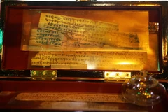 Cổ vật "Tam Tạng kinh Phật" khắc trên lá bối 2.000 năm tuổi (Ảnh: Hồ Cầu/TTXVN)