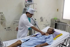 Bác sỹ Bệnh viện đa khoa Bạc Liêu chăm sóc một bệnh nhân vừa qua cơn nguy kịch do bị ong vò vẽ đốt. (Ảnh: Nguyễn Thanh Liêm/TTXVN)