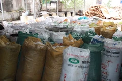 Mỡ bẩn chứa trong các bao tải phát hiện tại một cơ sở chế biến tại Hà Nội. (Nguồn: TTXVN)
