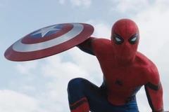 Người Nhện đoạt khiên của Captain America. (Nguồn: Marvel)