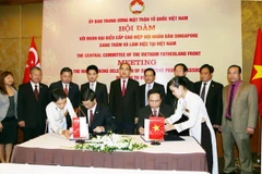 Quang cảnh Lễ ký kết Biên bản ghi nhớ giữa hai đoàn. (Ảnh: Nguyễn Dân/TTXVN)