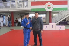 Võ sỹ Nguyễn Thị Thanh Thủy (trái) và huấn luyện viên Nguyễn Duy Khanh. (Ảnh: Nguyễn Hoàng Linh/Vietnam+)