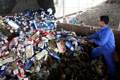 Tiêu hủy thuốc lá nhập lậu. (Ảnh: Ảnh: Thế Duyệt/TTXVN)