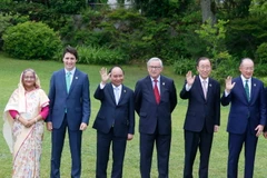 Thủ tướng Nguyễn Xuân Phúc (thứ 3 từ trái sang) chụp ảnh chung với các Trưởng đoàn. (Ảnh: Thống Nhất/TTXVN)