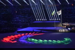 Lễ thượng quốc kỳ nước chủ nhà Brazil và lá cờ truyền thống của Paralympic tại lễ khai mạc Paralympics 2016. (Nguồn: THX/TTXVN)