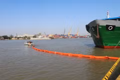 Diễn tập tình huống giả định ứng phó sự cố tràn dầu trên sông Đồng Nai. (Ảnh: Sỹ Tuyên/TTXVN)