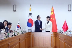 Thứ trưởng Ngoại giao Hàn Quốc Cho Tae-yul và Thứ trưởng Thương mại Trung Quốc Cao Yến tại kỳ họp. (Nguồn: YONHAP/TTXVN)