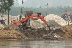 Hoạt động khai thác cát trái phép trên sông Phó Đáy của một doanh nghiệp tư nhân tại Tuyên Quang. (Ảnh: Văn Tý/TTXVN)