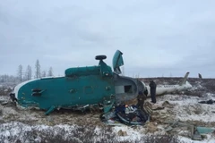  Hiện trường vụ rơi máy bay Mi-8 tại Yamalo-Nenets. (Nguồn: EPA/TTXVN)