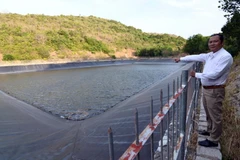 Hồ chứa nước lớn nhất xã An Sơn với dung tích 30.000m3 đang dần cạn. (Ảnh: Lê Sen/TTXVN)