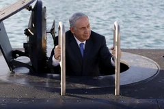 Thủ tướng Israel Benjamin Netanyahu bước lên từ tàu ngầm. (Nguồn: Reuters)