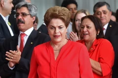 Cựu Tổng thống Brazil Dilma Rousseff (giữa) sau khi bị Thượng viện bãi nhiệm ở thủ đô Brasilia ngày 31/8. (Nguồn: AFP/TTXVN)