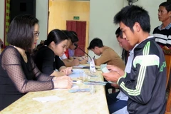 Chi trả tiền bồi thường cho ngư dân miền Trung bị thiệt hại sau sự cố môi trường biển. (Ảnh: Công Tường/TTXVN)