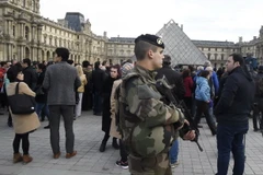 Cảnh sát Pháp tuần tra trước Viện bảo tàng Louvre ở Paris ngày 16/11/2015. (Nguồn: AFP/TTXVN)