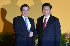 Chủ tịch Trung Quốc Tập Cận Bình (phải) và cựu lãnh đạo chính quyền Đài Loan Mã Anh Cửu trong cuộc gặp tại Singapore ngày 7/11/2015. (Nguồn: AFP/TTXVN)