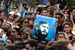 Người dân Cuba tưởng niệm Lãnh tụ Cách mạng kiệt xuất Fidel Castro. (Nguồn: EPA/TTXVN)