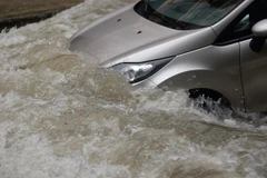 Một chiếc ôtô "rẽ sóng" trên đường. (Ảnh: Lê Minh Sơn/Vietnam+)